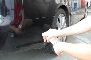 Tiefe Verschmutzungen im Lack werden porentief gereinigt und wieder auf Glanz gebracht - auch das können Sie für Ihr Auto buchen!