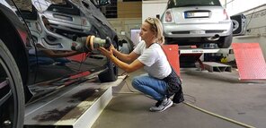 Denise Manns aus Rheinland-Pfalz lernt richtige Lackpflege - direkt am Mercedes Benz