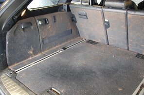 Der Autoputzer Ludwigshaden erhielt den Auftrag, diesen Kofferraum ordentlich zu reinigen