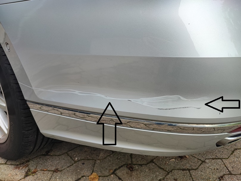 Schaden an der VW Passat Stoßfängerverkleidung