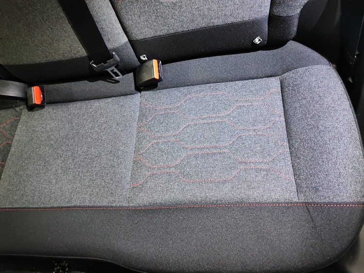 ArtmiC Car Clean beseitigt auch Extreme Flecken im Autoinnenraum