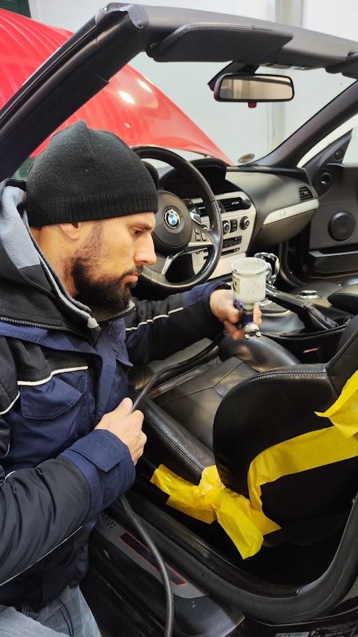 Lederreparatur lernen: Nikolai aus der Schweiz lernt das am BMW Leder